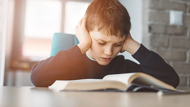 Probleme mit dem Lesen beginnen meist schon in den ersten Klasse der Grundschule.